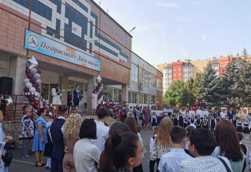 Прошли линейки 1 сентября и дети в Балаково пошли в школу
